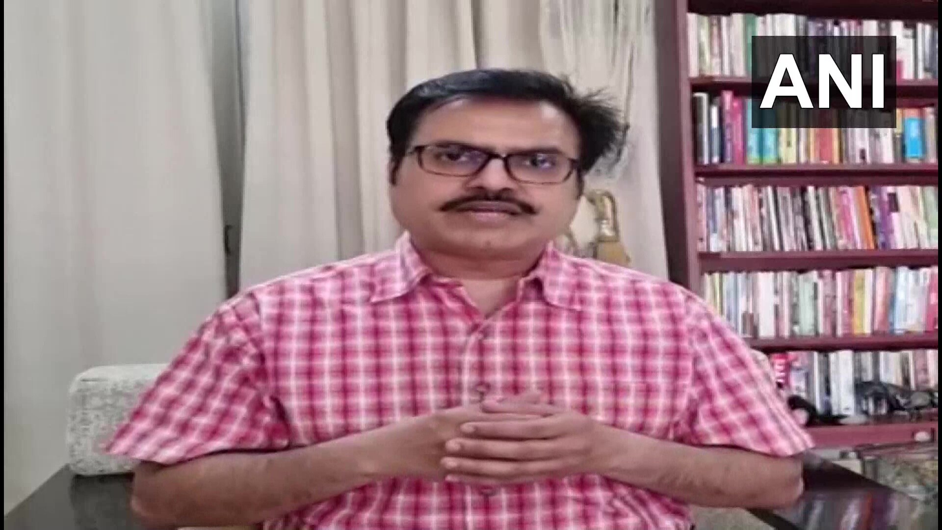 नाशिकचे जिल्हाधिकारी सुरज मांढरे यांनी अशी माहिती दिली आहे की, रेमडेसीविरबाबत काही निर्देश जारी करण्यात आले आहेत कारण मला असं वाटतं की यामध्ये दखल देण्याची आवश्यकता आहे. मी अपेक्षा व्यक्त करतो की याचा पुरवठा व्यवस्थित केला जाईल (फोटो सौजन्य- ANI) नाशिकचे जिल्हाधिकारी सुरज मांढरे यांनी अशी माहिती दिली आहे की, रेमडेसीविरबाबत काही निर्देश जारी करण्यात आले आहेत कारण मला असं वाटतं की यामध्ये दखल देण्याची आवश्यकता आहे. मी अपेक्षा व्यक्त करतो की याचा पुरवठा व्यवस्थित केला जाईल (फोटो सौजन्य- ANI)