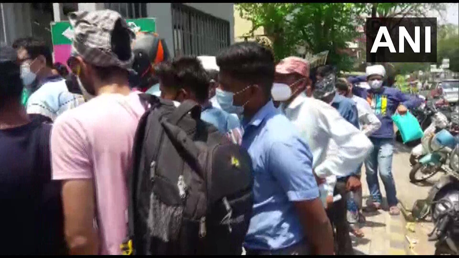 बुधवारी महाराष्ट्रात कोरोनाची सर्वाधिक 59,907 प्रकरणं समोर आली आहेत. यानंतर एकूण कोरोना रुग्णांची आकडेवारी 31,73,261 झाली आहे. (फोटो सौजन्य- ANI) बुधवारी महाराष्ट्रात कोरोनाची सर्वाधिक 59,907 प्रकरणं समोर आली आहेत. यानंतर एकूण कोरोना रुग्णांची आकडेवारी 31,73,261 झाली आहे. (फोटो सौजन्य- ANI)