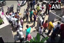 नाशिकमध्ये नियम धाब्यावर, Remdesivir विकत घेण्यासाठी मेडिकलबाहेर तुफान गर्दी नाशिकमध्ये नियम धाब्यावर, Remdesivir विकत घेण्यासाठी मेडिकलबाहेर तुफान गर्दी