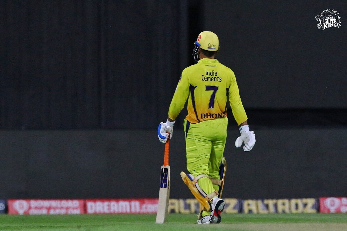 भारताचा महान क्रिकेटपटू एमएस धोनीची (MS Dhoni) गणना जगातल्या सर्वोत्तम कर्णधारांमध्ये होते. आयपीएल 2021 (IPL 2021) मध्ये धोनी 13 व्या मोसमात नेतृत्व करेल. त्याने 12 वेळा चेन्नई सुपरकिंग्सचं तर एकदा रायजिंग पुणे सुपरजायंट्सचं नेतृत्व केलं आहे. धोनीने चेन्नईला तीनवेळा आयपीएल ट्रॉफी जिंकवून दिली आहे. धोनीची ही शेवटची आयपीएल स्पर्धा असेल, असं बोललं जात आहे, त्यामुळे तो यंदा 7 मोठे विक्रम करून क्रिकेटला अलविदा करेल, अशी शक्यता आहे. (CSK/Twitter) भारताचा महान क्रिकेटपटू एमएस धोनीची (MS Dhoni) गणना जगातल्या सर्वोत्तम कर्णधारांमध्ये होते. आयपीएल 2021 (IPL 2021) मध्ये धोनी 13 व्या मोसमात नेतृत्व करेल. त्याने 12 वेळा चेन्नई सुपरकिंग्सचं तर एकदा रायजिंग पुणे सुपरजायंट्सचं नेतृत्व केलं आहे. धोनीने चेन्नईला तीनवेळा आयपीएल ट्रॉफी जिंकवून दिली आहे. धोनीची ही शेवटची आयपीएल स्पर्धा असेल, असं बोललं जात आहे, त्यामुळे तो यंदा 7 मोठे विक्रम करून क्रिकेटला अलविदा करेल, अशी शक्यता आहे. (CSK/Twitter)