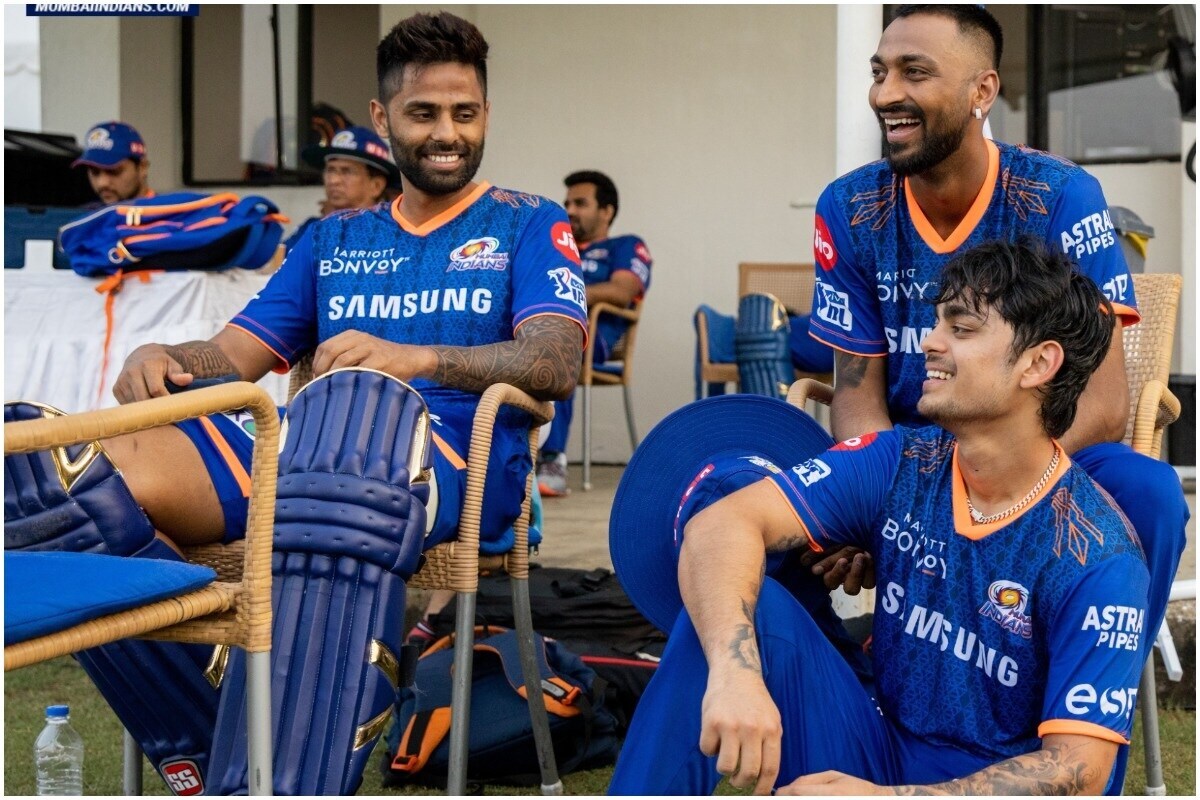 मुंबई इंडियन्सची टीम रॉयल चॅलेंजर्स बंगळुरुवर नेहमी वरचढ ठरली आहे. गेल्या 10 पैकी 8 मॅचमध्ये रोहित शर्माची टीम विजयी झाली आहे. रॉयल चॅलेंजर्स बंगळुरुला फक्त 2 मॅचमध्ये विजय मिळवता आला आहे. यापैकी एक मॅच त्यांनी सुपर ओव्हरमध्ये जिंकली आहे. (फोटो - Mumbai Indians/Twitter) मुंबई इंडियन्सची टीम रॉयल चॅलेंजर्स बंगळुरुवर नेहमी वरचढ ठरली आहे. गेल्या 10 पैकी 8 मॅचमध्ये रोहित शर्माची टीम विजयी झाली आहे. रॉयल चॅलेंजर्स बंगळुरुला फक्त 2 मॅचमध्ये विजय मिळवता आला आहे. यापैकी एक मॅच त्यांनी सुपर ओव्हरमध्ये जिंकली आहे. (फोटो - Mumbai Indians/Twitter)