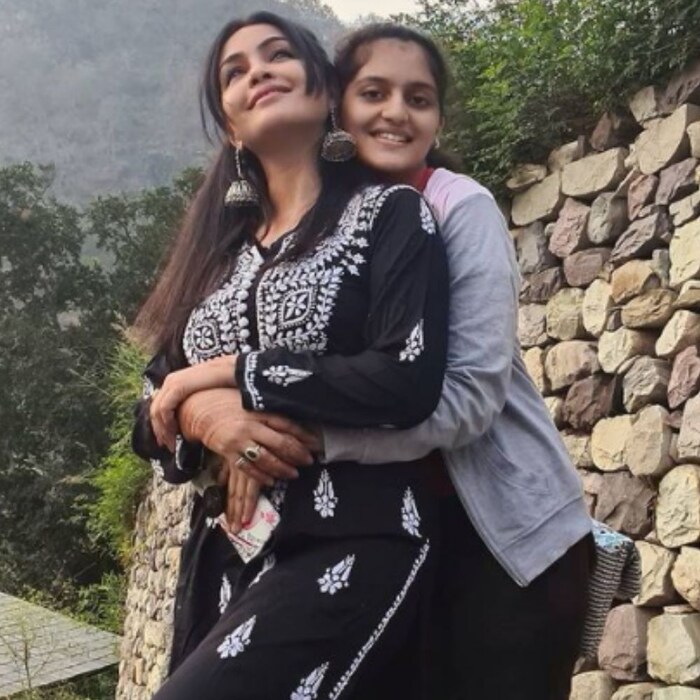 या दोघांना 14 वर्षांची एक मुलगी सुद्धा आहे जिचं नाव आशी असं आहे. आशी ही अतिशय हुशार आहे. तिला शास्त्रज्ञ बनण्याची इच्छा आहे. शुभांगीला इतकी मोठी मुलगी आहे हे खुपचं कमी लोकांना माहिती आहे. आणि ज्यांना समजत ते आश्चर्य व्यक्त केल्याशिवाय राहत नाहीत.