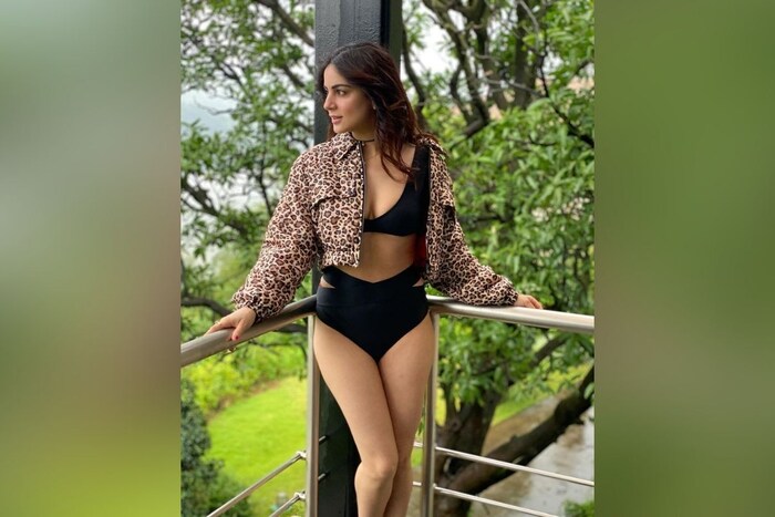 चित्रपटांसोबतच श्रद्धाने 'तुम्हारी पाखी, नच बलिये 9, मै लक्ष्मी तेरे आंगण की, ड्रीम गर्ल यांसारख्या मालिकांमध्ये काम केलं आहे. 