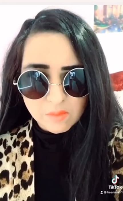 हिनाला सर्वजण करिश्माची कार्बन कॉपी म्हणतात. तर तिचे चाहते तिला करिश्माच्या गाण्यांवर किंवा डान्सवर व्हिडीओ करण्याची मागणी करतात.
