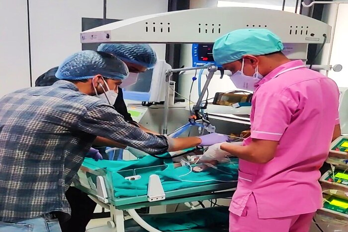 रुग्णालयातील बाल रोग विशेषज्ञ डॉक्टर अल्पेश सिंधवी यांनी सांगितलं की, बाळाच्या जन्मावेळी त्याला श्वास घेण्यास समस्या येत होती. परंतु ही सामान्य बाब असून अनेक बाळांमध्ये असा प्रकार दिसतो. 