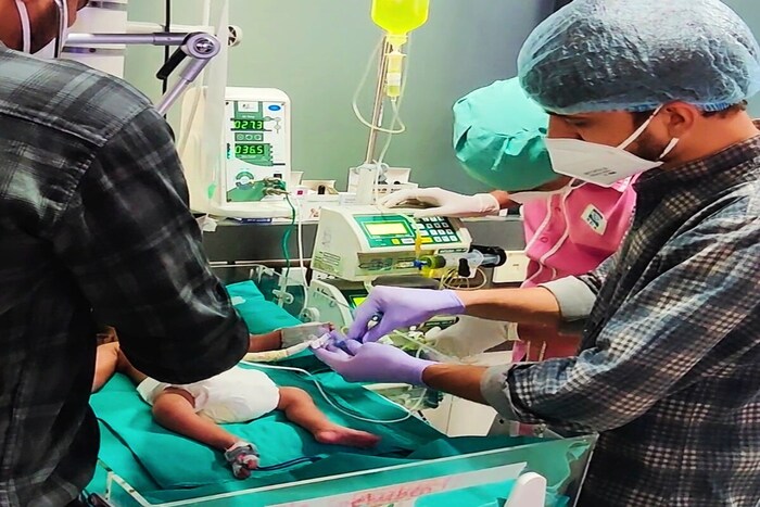 बाळाला 5 एप्रिलपर्यंत आईचं दूध देण्याऐवजी फार्मूला फीड देण्यात आलं. 5 एप्रिल रोजी बाळाची स्थिती सुधारल्याने आईला दूध पाजण्यासाठी बोलवण्यात आलं. त्यानंतर 6 एप्रिल रोजी चिमुकलीला श्वास घेण्यास त्रास होऊ लागल्याने बाळाचा एक्स-रे करण्यात आला. 