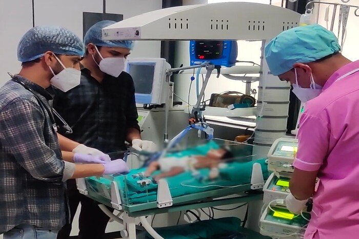 6 एप्रिल रोजी फुफ्फसं क्लियर होती, परंतु पुढच्या दिवशी एक्स-रेमध्ये एक मोठी सफेद जागा दिसली, जेथे संक्रमण परसलं होतं. त्यानंतर अँटिजेन टेस्ट करण्यात आली, त्यात बाळाचा रिपोर्ट पॉझिटिव्ह आला. तेव्हापासून चिमुकलीला वेंटिलेटरवर ठेवण्यात आलं असून Remdesivir इंजेक्शन देण्यात आलं आहे. तसंच प्लाज्मा ट्रिटमेंटसाठीही योजना असल्याची माहिती डॉक्टर सिंधवी यांनी दिली. 