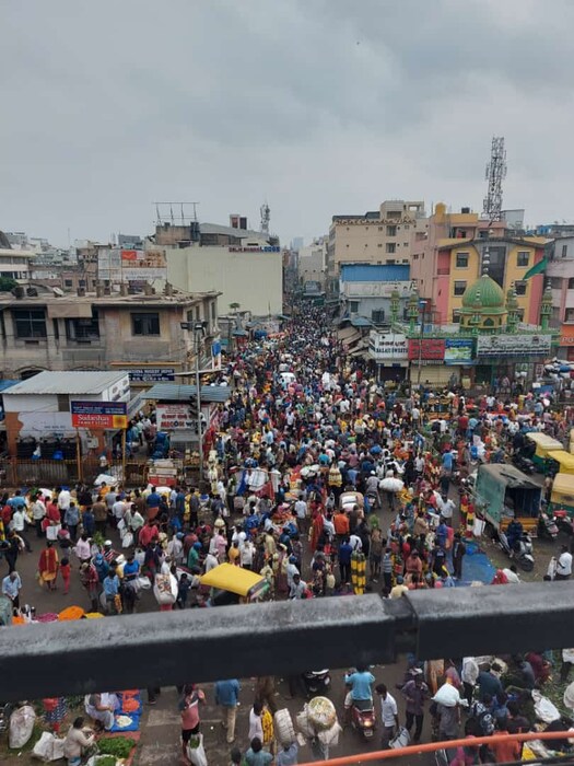 कर्नाटक, आंध्र प्रदेश, तेलंगणामध्ये हिंदू नववर्ष उगाडी किंवा युगाडी म्हणून ओळखलं जातं आणि त्याच निमित्ताने मोठ्या संख्येने लोक खरेदी करण्यासाठी बाहेर पडले.