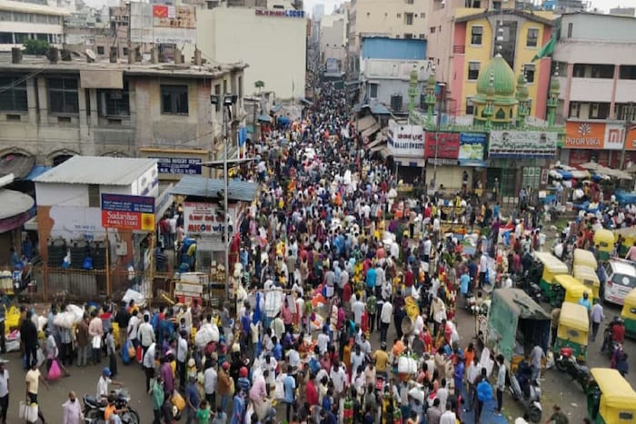 यावेळी सोशल डिस्टन्सिंग तर कुणीच राखलं नाही. शिवाय बहुतेकांच्या चेहऱ्यावर तर मास्कही नव्हते.