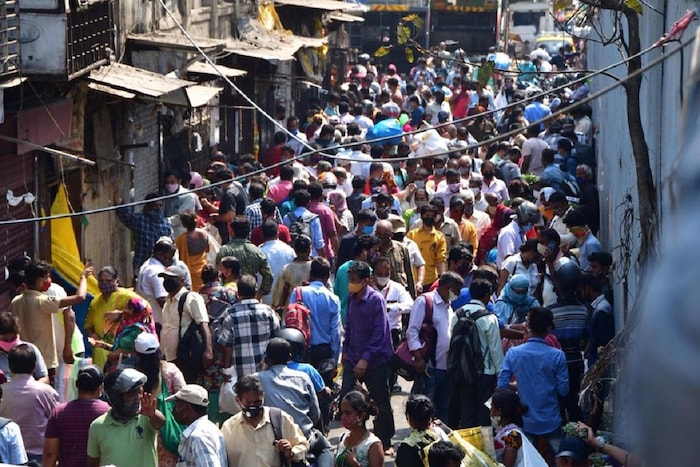 अशीच परिस्थिती महाराष्ट्राचीसुद्धा आहे. महाराष्ट्रातील दादर मार्केटमधील हे दृश्य आहे.