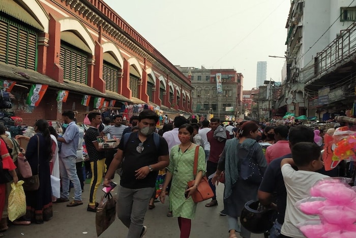 नवीन प्रकरणं वाढत असताना कोलकात्यातही अशी गर्दी पाहायला मिळाली.
