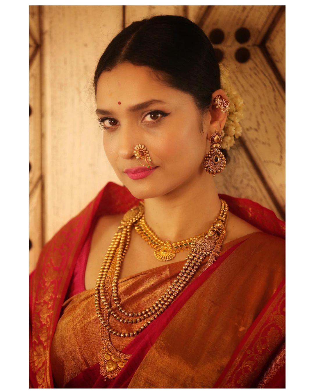 अंकिताच्या या फोटोंमध्ये सर्वात जास्त लक्ष वेधून घेत आहे ती गोष्ट म्हणजे तिच्या नाकातील महाराष्ट्रीयन नथ. यामुळे तिला मोठ्या प्रमाणात लाईक्स आणि कमेंट्ससुद्धा येत आहेत. अंकिताच्या या फोटोंमध्ये सर्वात जास्त लक्ष वेधून घेत आहे ती गोष्ट म्हणजे तिच्या नाकातील महाराष्ट्रीयन नथ. यामुळे तिला मोठ्या प्रमाणात लाईक्स आणि कमेंट्ससुद्धा येत आहेत.