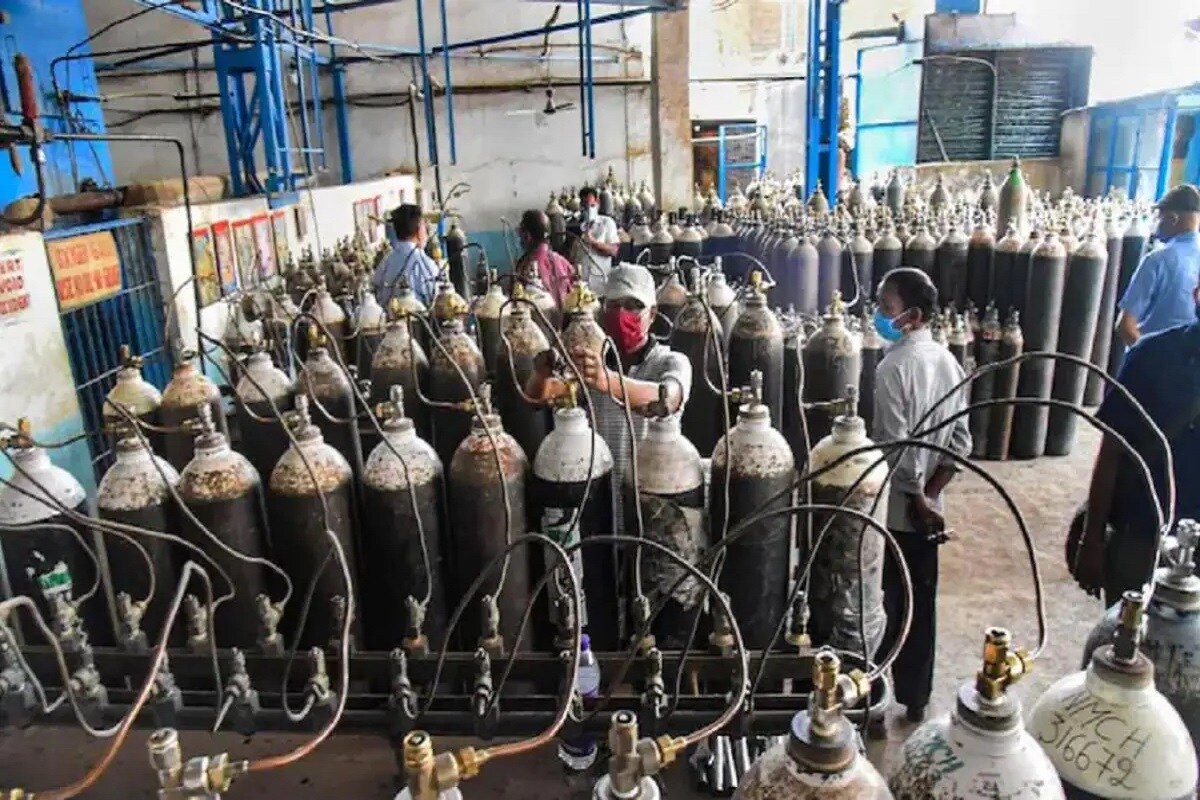 संपूर्ण देशभरात कोरोनाच्या वाढत्या (COVID-19) प्रादुर्भावामुळे भयानक परिस्थिती निर्माण झाली आहे. अनेक राज्यात स्थिती गंभीर असून रुग्णालयात बेड्स, ऑक्सिजनची कमी आहे. कोरोना रुग्णांसाठी मेडिकल ऑक्सिजन सर्वात महत्त्वाची गोष्ट आहे. संपूर्ण देशभरात कोरोनाच्या वाढत्या (COVID-19) प्रादुर्भावामुळे भयानक परिस्थिती निर्माण झाली आहे. अनेक राज्यात स्थिती गंभीर असून रुग्णालयात बेड्स, ऑक्सिजनची कमी आहे. कोरोना रुग्णांसाठी मेडिकल ऑक्सिजन सर्वात महत्त्वाची गोष्ट आहे.