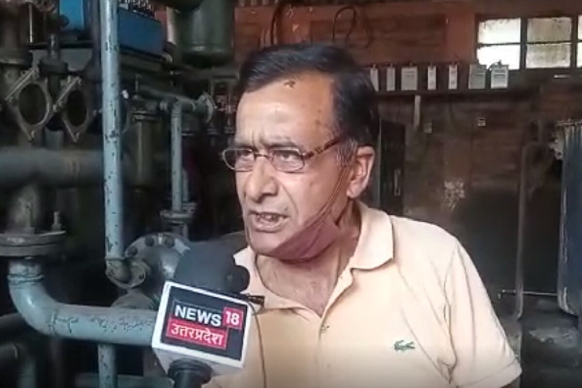 उत्तर प्रदेशातील चंदौलीमध्ये दीनदयाल येथील इंडियन एयर गॅसेजचे टेक्निकल मॅनेजर राकेश राय यांनी न्यूज 18 शी बोलताना सांगितलं की, ऑक्सिजन बनवताना एयर सेपरेशन तंत्रांचा वापर केला जातो. म्हणजेच हवेला कंप्रेस केलं जातं. त्यानंतर फिल्टर केलं जातं, जेणेकरुन त्यातील अशुद्धता निघून जाईल. त्यानंतर ही फिल्टर केलेली हवा थंड केली जाते. त्यासाठी अनेक टप्पे पार केले जातात. उत्तर प्रदेशातील चंदौलीमध्ये दीनदयाल येथील इंडियन एयर गॅसेजचे टेक्निकल मॅनेजर राकेश राय यांनी न्यूज 18 शी बोलताना सांगितलं की, ऑक्सिजन बनवताना एयर सेपरेशन तंत्रांचा वापर केला जातो. म्हणजेच हवेला कंप्रेस केलं जातं. त्यानंतर फिल्टर केलं जातं, जेणेकरुन त्यातील अशुद्धता निघून जाईल. त्यानंतर ही फिल्टर केलेली हवा थंड केली जाते. त्यासाठी अनेक टप्पे पार केले जातात.