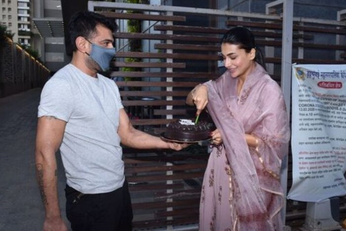 पवित्राने मीडियासमोर केक कट करत आपला वाढदिवस साजरा केला. यावेळी त्यांच्यातील प्रेम सर्वांनाच दिसत होतं.
