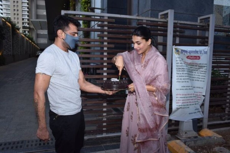 सोशल मीडियावरही या दोघांच्या फोटोंना अनेक लाईक्स आणि कमेंट्स मिळत असतात.
