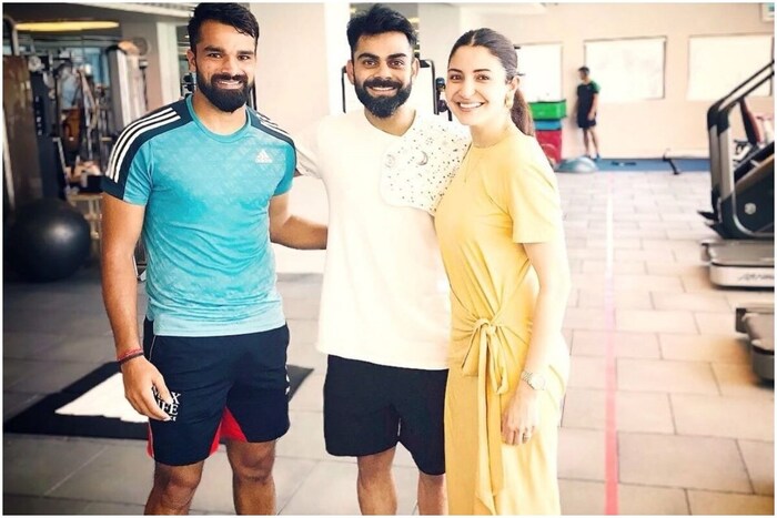 हरियाणामधील रणजी ट्रॉफीचा विजेता असणारा खेळाडू संजय पहल याने विराट कोहली आणि अनुष्कासोबत एक फोटो पोस्ट केला आहे. यामध्ये विराट कोहली आपली मुलगी वामिकाचा 'बर्प क्लॉथ' खांद्यावर टाकलेला दिसून येत आहे. हा फोटो मुंबईच्या ताज जिममधील आहे.