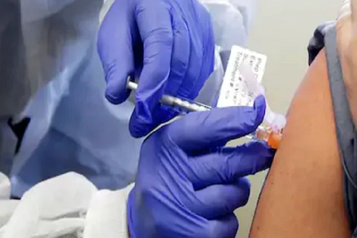 Corona Vaccination : मोफत लस कुठंय? खासगी रुग्णालयांकडे साठा पडून, सरकारी केंद्रांवर मात्र खडखडाट