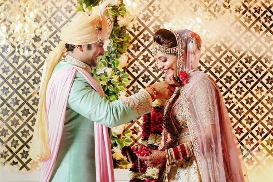 नुकतंच कॉमेडियन सुगंधा मिश्रा आणि संकेत भोसले यांचा विवाहसोहळा पार पडला. मेहंदीपासून ते लग्नापर्यतच्या खास क्षणांचे फोटो त्यांनी चाहत्यांसोबत शेअर केले आहेत. नुकतंच कॉमेडियन सुगंधा मिश्रा आणि संकेत भोसले यांचा विवाहसोहळा पार पडला. मेहंदीपासून ते लग्नापर्यतच्या खास क्षणांचे फोटो त्यांनी चाहत्यांसोबत शेअर केले आहेत.