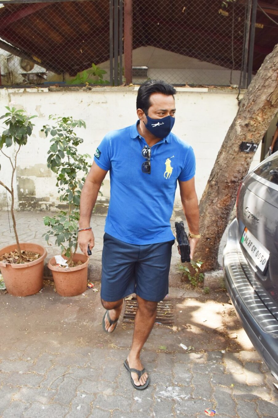 प्रसिद्ध टेनिसपटू लियांडर पेसला सुद्धा कॅमेरात कैद करण्यात आलं आहे.