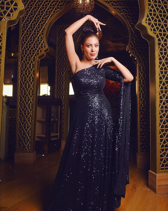 शिमरिंग गाऊनमध्ये मूनमूनचा ग्लॅमरस लूक...