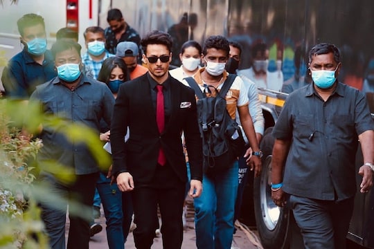 ‘मास्क वापरण्यातच खरी हिरोपंती’; कोरोनाकडं दुर्लक्ष करणारा टायगर होतोय ट्रोल