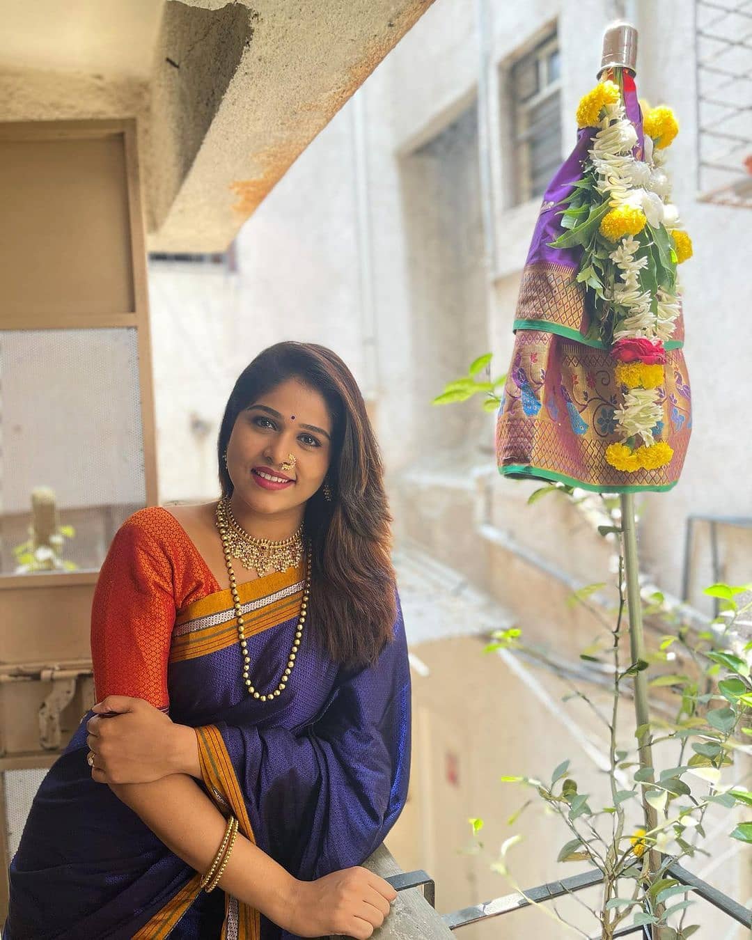 आपल्या सर्वांची लाडकी अंजलीबाई म्हणजेच अभिनेत्री अक्षया देवधरनेसुद्धा अगदी मराठमोळ्या वेशात गुढीपाडव्याचा उत्सव साजरा केला आहे. आपल्या सर्वांची लाडकी अंजलीबाई म्हणजेच अभिनेत्री अक्षया देवधरनेसुद्धा अगदी मराठमोळ्या वेशात गुढीपाडव्याचा उत्सव साजरा केला आहे.
