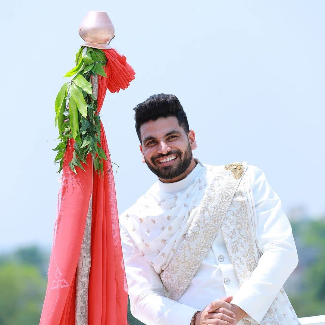मराठी बिग बॉस फेम अभिनेता शिव ठाकरेनेसुद्धा गुढीपाडवा साजरा केला आहे आणि पारंपरिक वेशातील फोटो सोशल मीडियावर पोस्ट केला आहे. मराठी बिग बॉस फेम अभिनेता शिव ठाकरेनेसुद्धा गुढीपाडवा साजरा केला आहे आणि पारंपरिक वेशातील फोटो सोशल मीडियावर पोस्ट केला आहे.