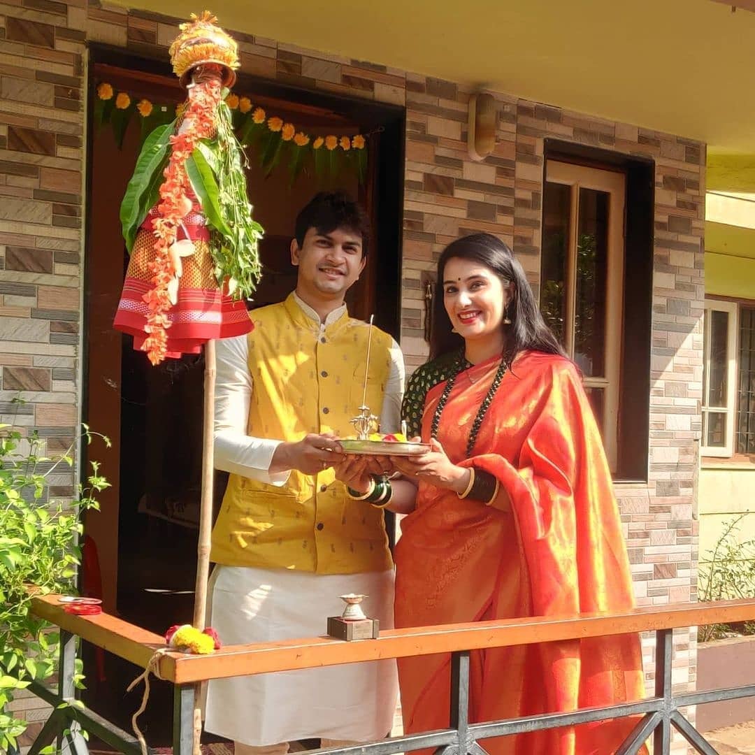 अभिनेत्री सई लोकुरणेसुद्धा आपल्या पतीसोबत गुढीपाडवा साजरा केला आहे. लग्नानंतर हा तिचा पहिलाच पाडवा आहे. अभिनेत्री सई लोकुरणेसुद्धा आपल्या पतीसोबत गुढीपाडवा साजरा केला आहे. लग्नानंतर हा तिचा पहिलाच पाडवा आहे.