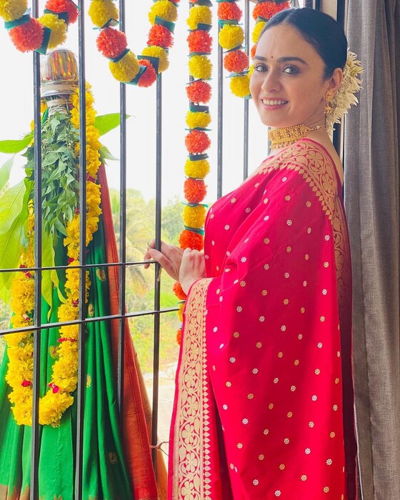 अभिनेत्री अमृता खानविलकरनेसुद्धा अगदी पारंपरिक पद्धतीने गुढीपाडवा साजरा केला आहे.