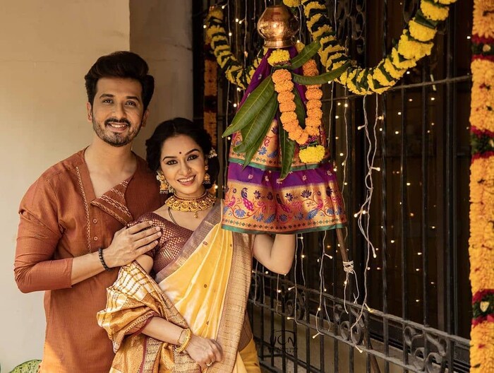 अभिनेता अभिजीत खांडकेकरनेसुद्धा आपल्या पत्नीसोबत गुढीपाडवा साजरा केला आहे.