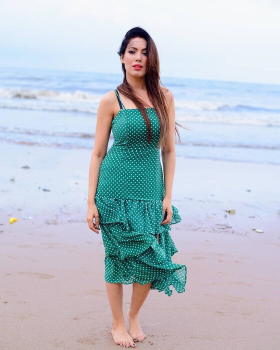 समुद्रकिनाऱ्यावरील या फोटोत मूनमून फारच मोहक दिसत आहे.