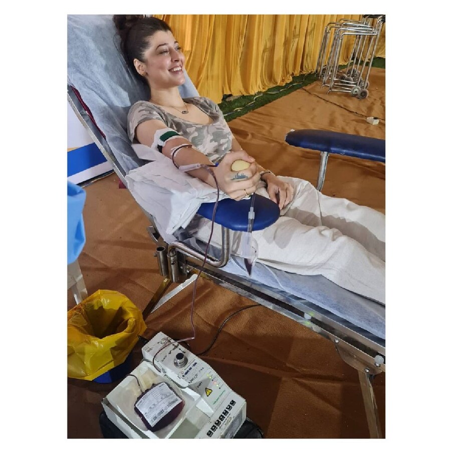 मराठी अभिनेत्री तेजस्वीनी पंडीत ने नुकताच प्लाझ्मा दान केला आहे. त्याचे फोटो तिने सोशल मीडियावर पोस्ट केले होते.