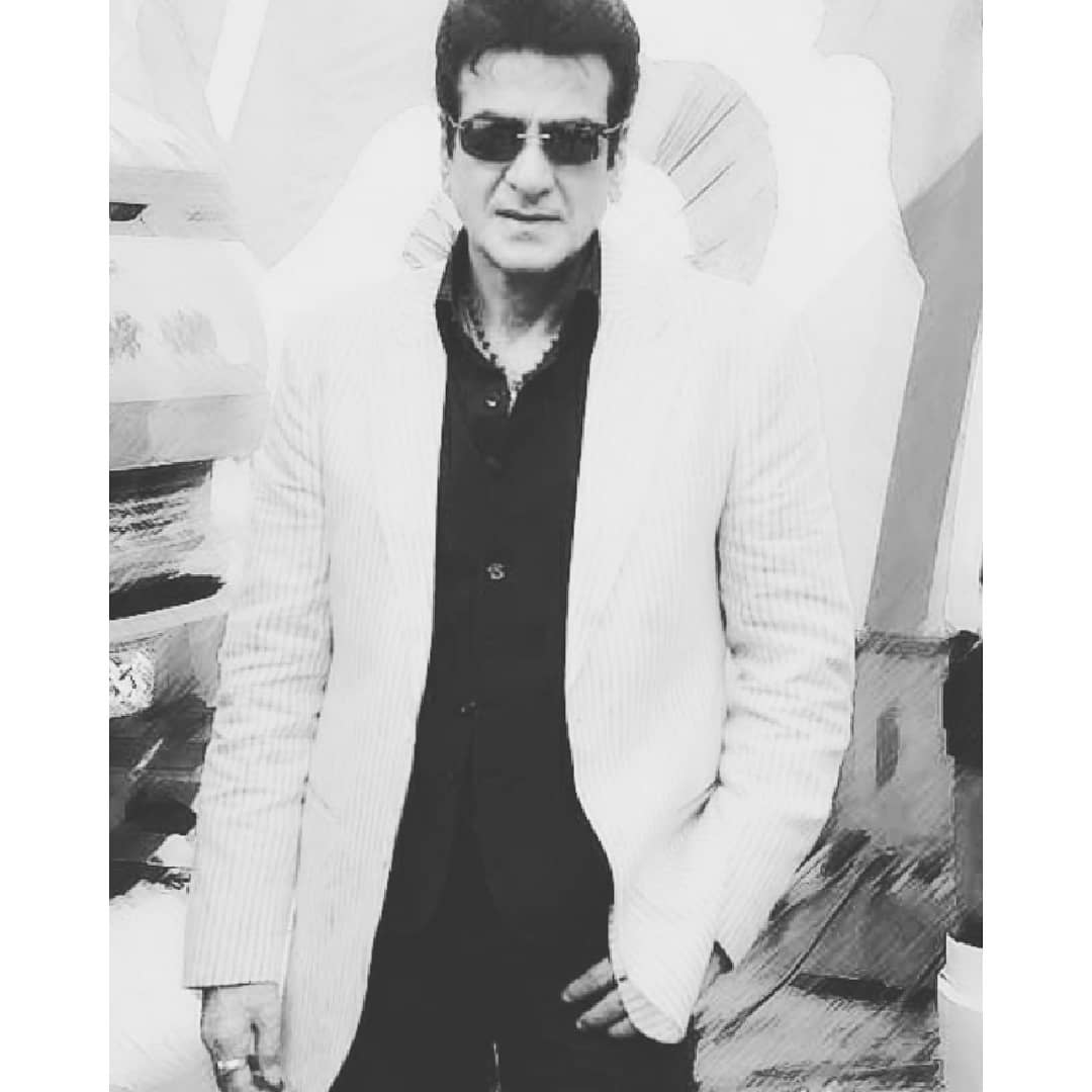 सुरुवातीच्या काळात जितेंद्र एका छोट्याशा चाळीत राहत होते. त्यांनी आपल्या पहिल्या चित्रपटात महिना 100 रुपये इतक्या मानधनावर काम केलं आहे. सुरुवातीच्या काळात जितेंद्र एका छोट्याशा चाळीत राहत होते. त्यांनी आपल्या पहिल्या चित्रपटात महिना 100 रुपये इतक्या मानधनावर काम केलं आहे.