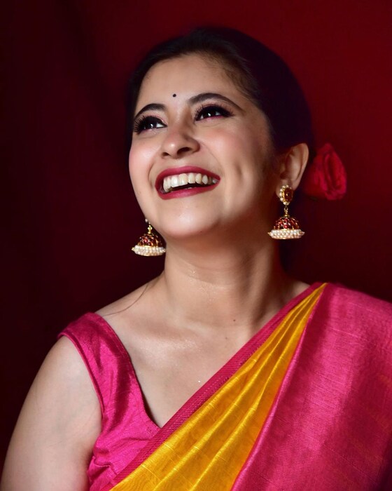 पारंपरिक असो किंवा वेस्टर्न दोन्हीही वेशात गायत्री खूपच सुंदर दिसते आणि ती प्रत्येक लुक कॅरी करताना दिसून येते.