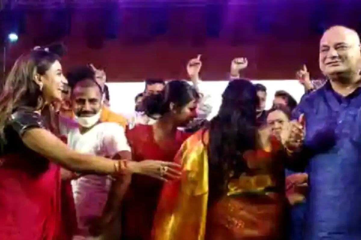 Video: अभिनेत्रीनं मोडले लॉकडाउनचे नियम; माजी आमदारासोबत करत होती डान्स