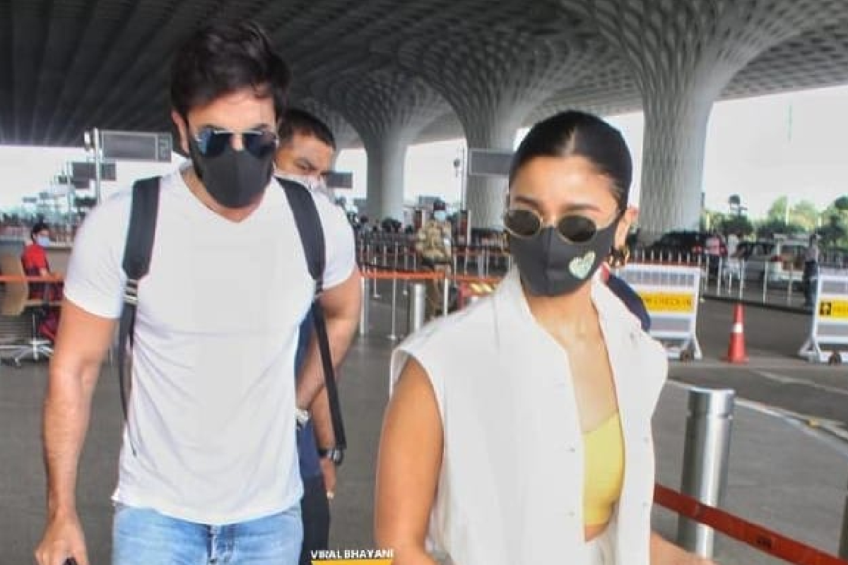 बॉलिवूडमधील अनेक कलाकार सुट्ट्यांचा आनंद घेण्यासाठी सध्या मालदीव गाठताना दिसत आहे. मालदीवच्या समुद्रकिनाऱ्यांवर शांतपणे बसून ही सेलिब्रिटी मंडळी आयुष्याचा आनंद घेत आहेत.