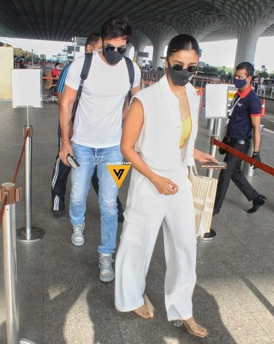 इतर बॉलिवूड कलाकारांपाठोपाठ आता आलिया भट्ट आणि रणबीर कपूर यांनी देखील मालदीव गाठलं. विमानतळावरील त्यांचे फोटो सध्या सर्वांचेच लक्ष वेधून घेत आहेत. मात्र हे फोटो पाहून काही नेटकरी मात्र संतापले आहेत. काय आहे त्यांच्या संतापाचं खरं कारण.