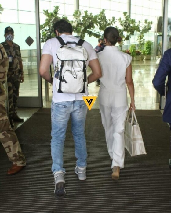 पिकनिकला जाण्यासाठी आयुष्य पडलं आहे. आता किमान इतरांच्या सुरक्षिततेसाठी तरी घरात बसा असा सल्ला त्यांनी दिला होता. मात्र आता हिच मंडळी चक्क देशाबाहेर पिकनिकला जात आहे. त्यामुळं नेटकरी संतापले आहेत. 