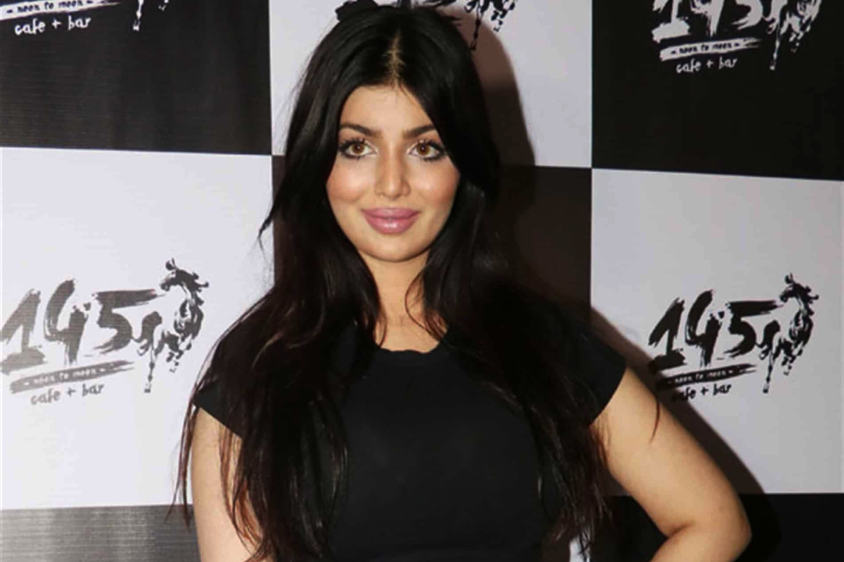 15 व्या वर्षी झाली कोट्यधीश; प्लास्टिक सर्जरीमुळं संपलं आयशा टाकियाचं करिअर