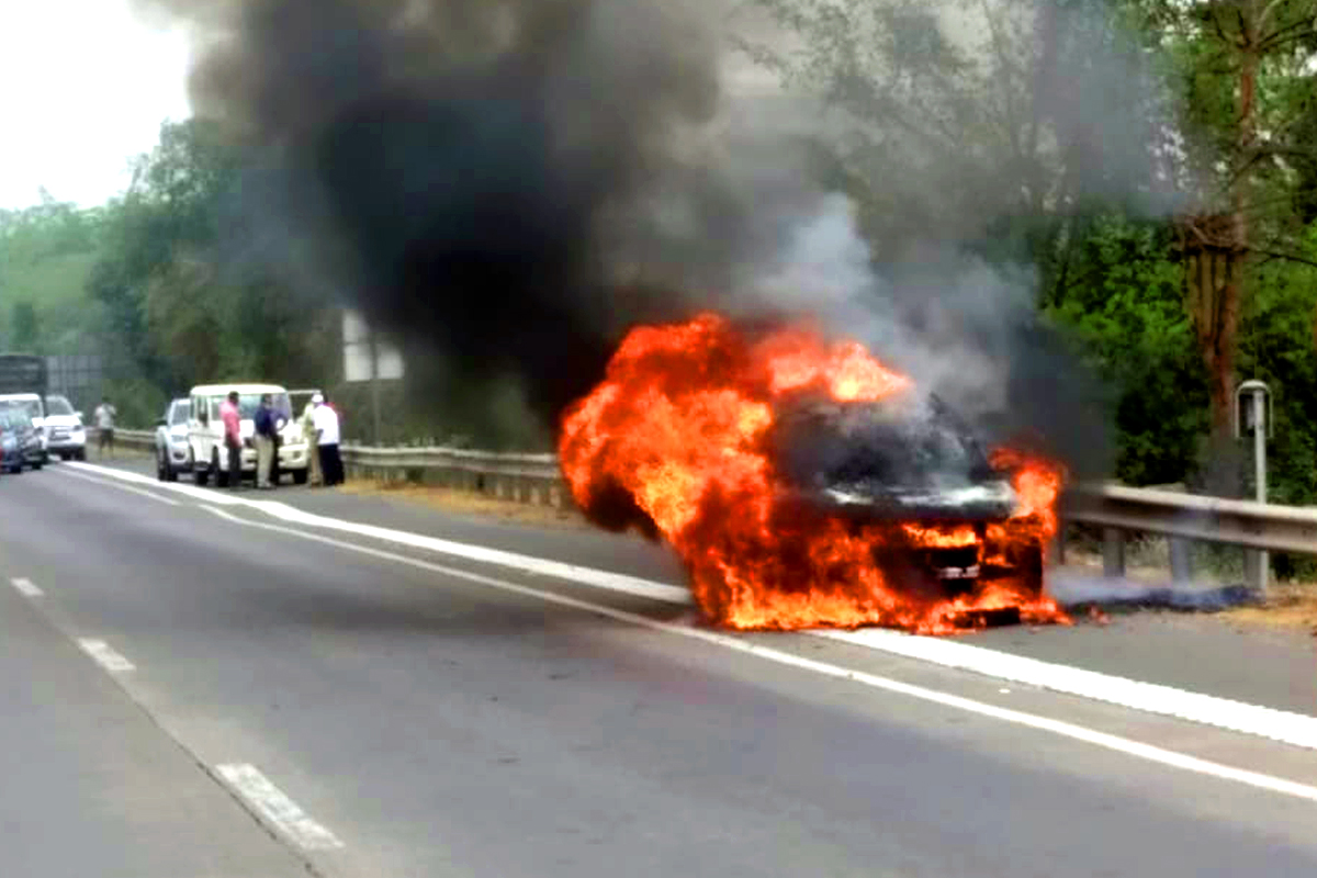 VIDEO: मुंबई-पुणे एक्सप्रेस वेवर The Burning BMW चा थरार, धावती गाडी झाली जळून राख