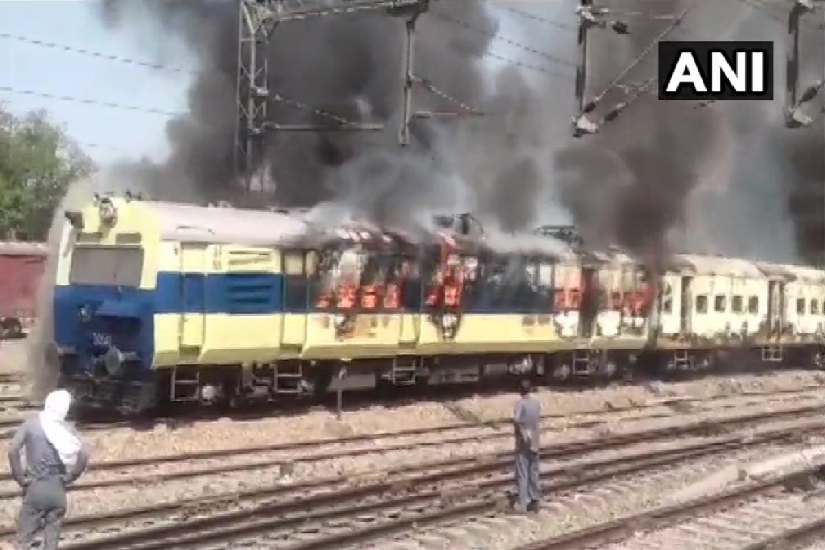 Burning Train: रेल्वे स्थानकात ट्रेनला आग; तीन डबे जळून खाक, पाहा PHOTOS