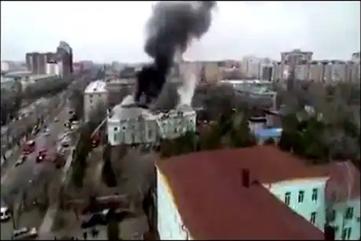 सॅल्युट! आगीत हॉस्पिटल पेटलं तरी डॉक्टर करत राहिले रुग्णाची सर्जरी; पाहा VIDEO