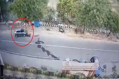 Dwarka Car Accident twist: द्वारका येथे चार दिवसांपूर्वी झालेल्या कार अपघात प्रकरणात एक नवा ट्विस्ट समोर आला आहे. या प्रकरणात आता अटकेत असलेल्या मुलीच्या लहान बहिणीला पोलिसांनी अटक केली आहे.