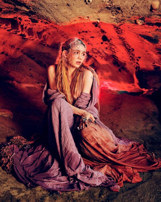 “हा टॅटू काढताना मला प्रचंड वेदना झाल्या. आता मी थकले आहे. या एलियननं दिलेला त्रास कायम माझ्या स्मरणात राहील.” अशा आशयाची कॉमेंट तिनं या फोटोवर केली आहे.