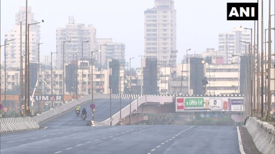 वीकेंड लॉकडाऊनच्या नियमांचं उल्लंघन करणाऱ्यांवर कठोर कारवाई केली जाणार आहे. त्यामुळे अनावश्यक गोष्टींसाठी घराबाहेर पडण्याचं नागरिकांनी टाळायला हवं.