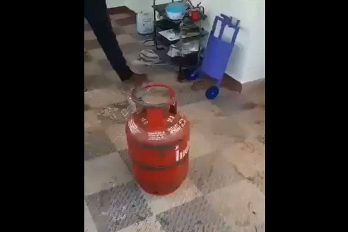 Kya baat hain! जणू काही कापूसच, इतक्या सहज उचलून नेला वजनदार Gas Cylinder; पाहा जुगाडाचा VIDEO