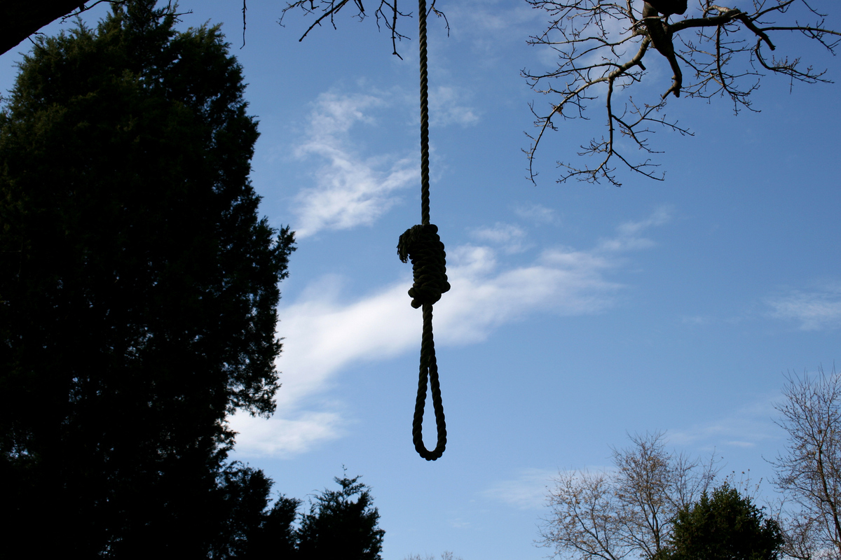 Corona मुळे आर्थिक कुचंबणा! ज्या झाडाखाली असायची त्याची नाश्त्याची हातगाडी, तिथेच घेतला गळफास