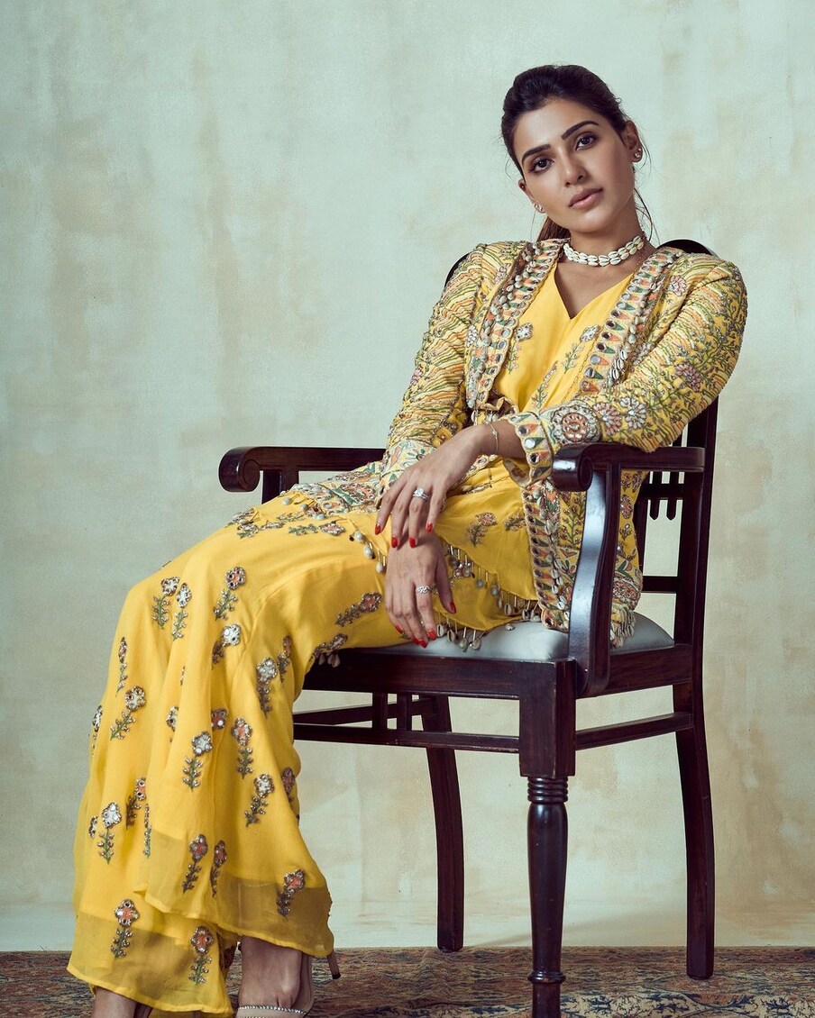 आज समंथाचा वाढदिवस आहे. वाढदिवसाच्या निमित्तानं देशभरातील चाहत्यांची तिच्यावर शुभेच्छांचा वर्षाव केला आहे. आज समंथा लोकप्रियतेच्या शिखरावर आहे. परंतु तुम्हाला वाचून आश्चर्य वाट्ल कधीकाळी ती केवळ 3 हजार रुपयांसाठी 12 तास कॉलसेंटरमध्ये काम करत होती.