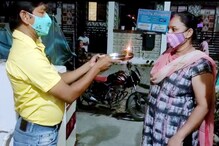 कोरोनावर मात करून परतली पत्नी, पतीनं स्वतः औक्षण करत केलं स्वागत कोरोनावर मात करून परतली पत्नी, पतीनं स्वतः औक्षण करत केलं स्वागत